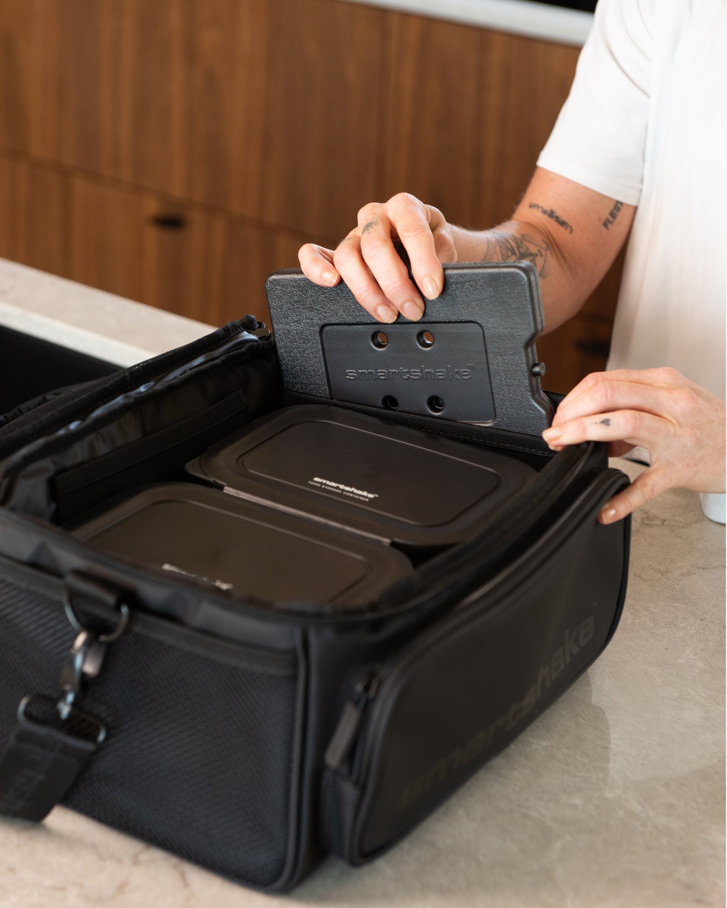 meal-prep-bag-black-with-4-food-containers-and-2-ice-packs-c0 Smartshake_Meal_Prep_Bag_Black_liefstyle_2.jpg