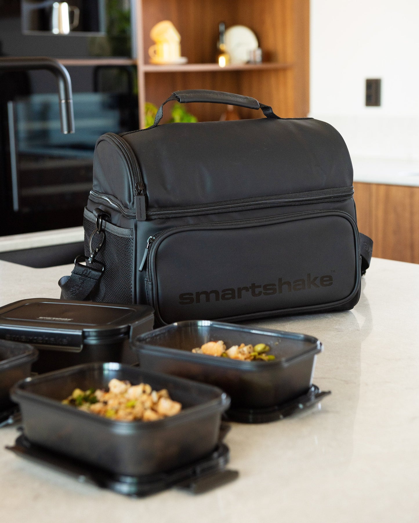 meal-prep-bag-black-with-4-food-containers-and-2-ice-packs-c0 Smartshake_Meal_Prep_Bag_Black_liefstyle.jpg