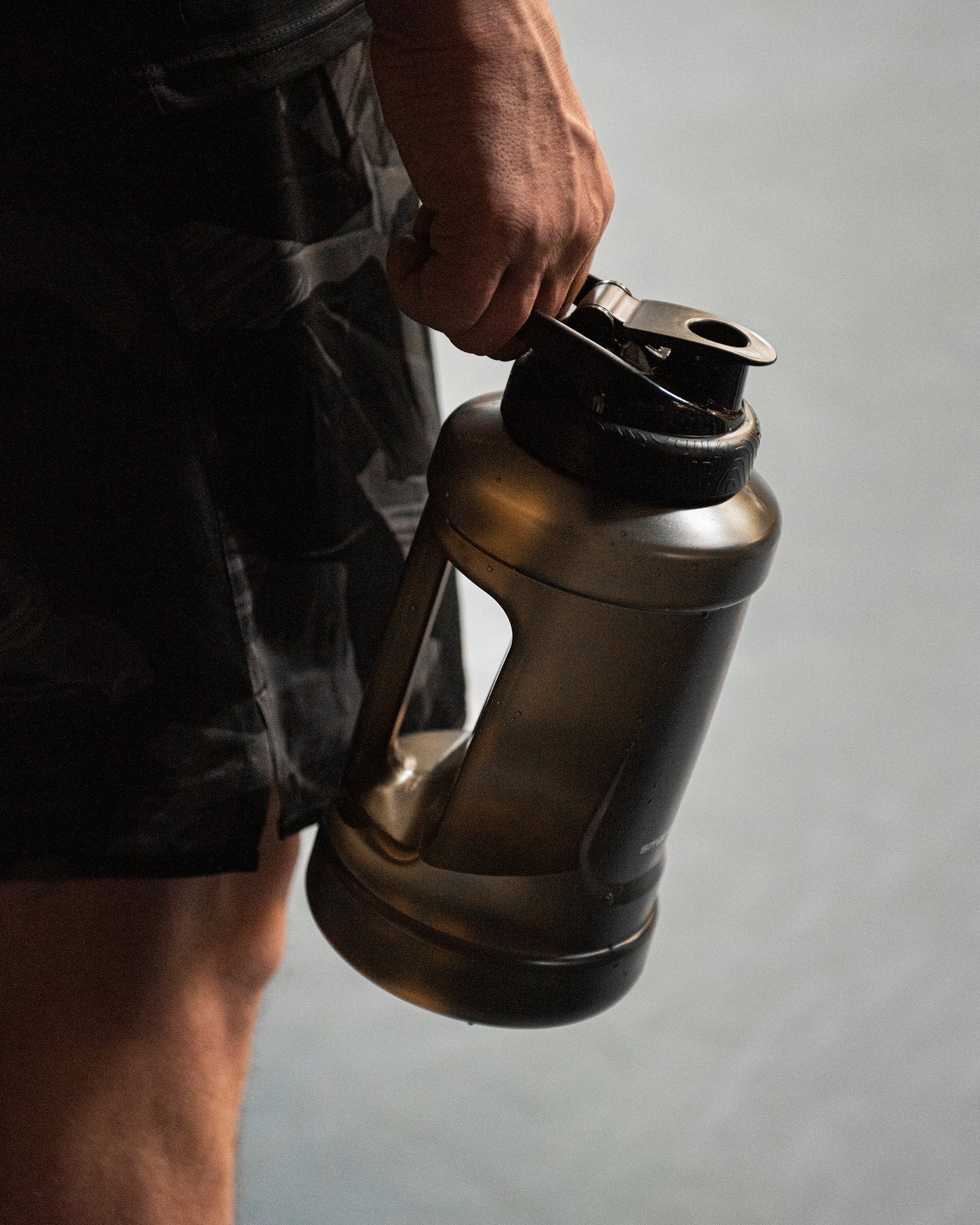 ultimate-jug-black-q9 Smartshake_Ultimate_Jug_black_lifestyle.jpg